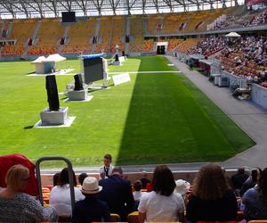 Kongres Świadków Jehowy Białystok 2024. Tłumy wiernych na Stadionie Miejskim