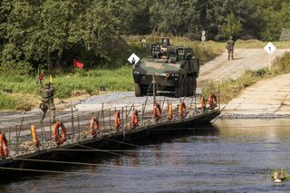 Ćwiczenia Żelazny Obrońca-25. Wojskowa przeprawa przez Narew pod Łomżą ZDJĘCIA