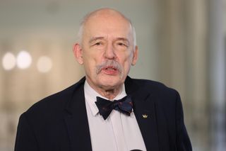 Miał nie przyjść, a jednak był! Korwin-Mikke pojawił się na Marszu Niepodległości. W tłumie też Suski