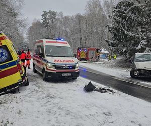 Zderzenie karetki pogotowia z samochodem dostawczym pod Warszawą. Ambulans zjechał na przeciwległy pas