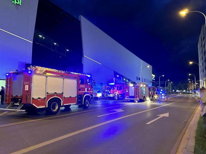 W Galerii Północnej zapalił się samochód. Ewakuacja centrum handlowego