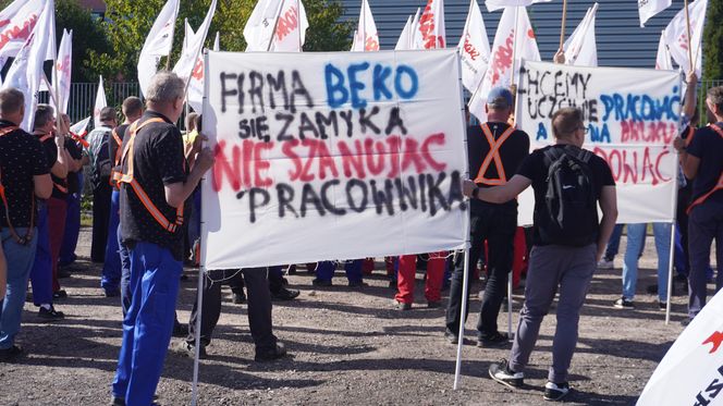 Pikieta pracowników Beko. Pracę straci 1100 osób. „Czujemy się oszukani i sfrustrowani”