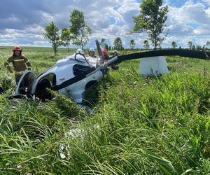 Wypadek pod Łodzią. Wiatrakowiec runął na ziemię. LPR zabrało mężczyznę [ZDJĘCIA].
