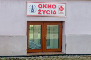 Niemowlę w oknie życia w Świdnicy. To trzecie dziecko, które w nim znaleziono
