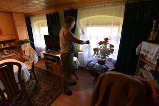 Marzną w swoich domach! Zlikwidowano im piece i nie podłączono do sieci ciepłowniczej!