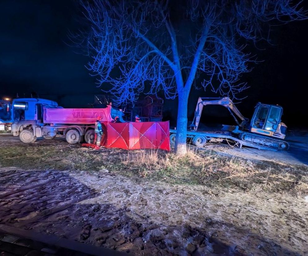 Tragedia podczas załadunku minikoparki na przyczepę. Nie żyje mężczyzna