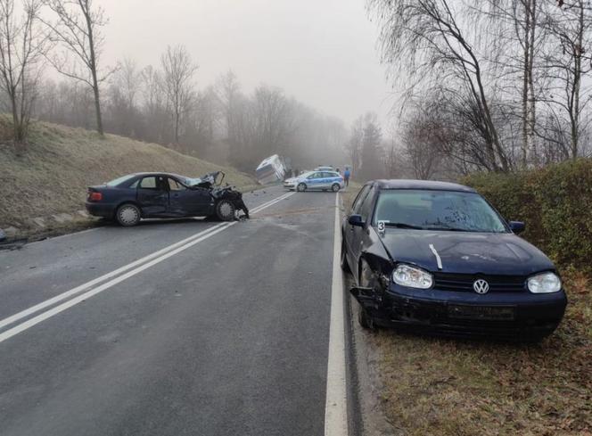 Bystrowice: Autobus uderzył w DWA auta! Było ślisko, policjanci apelują do kierowców