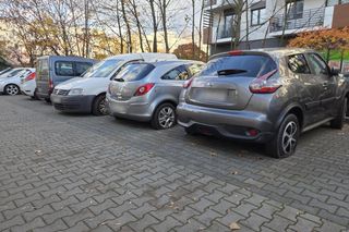 Przebite opony na osiedlu Krzyki-Partynice we Wrocławiu