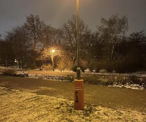 Poduszki na latarniach chronią jeżdżących na sankach 