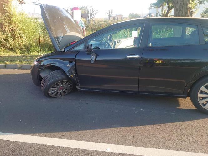 Groźna kolizja przy zmianie pasa. Zawinił kierowca seata, bmw dachowało