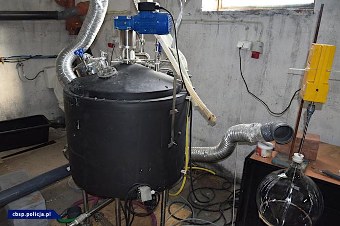 CBŚP rozbiło gang: zlikwidowało laboratoria, plantacje marihuany, skonfiskowało blisko 80 kg amfetaminy, przejęło nieruchomości, samochody, pieniądze.