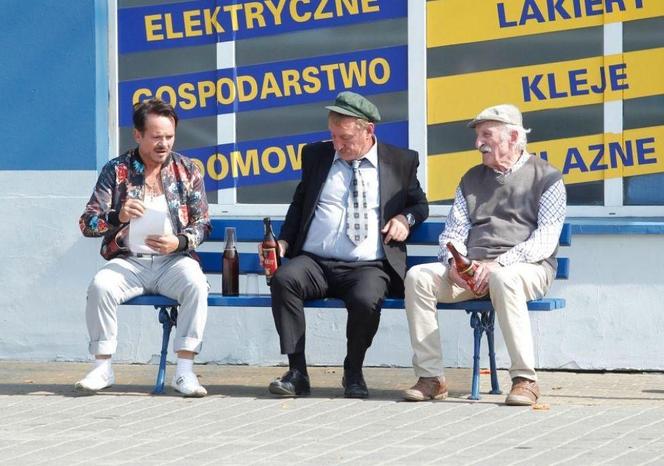 Ranczo ławeczka po sklepem