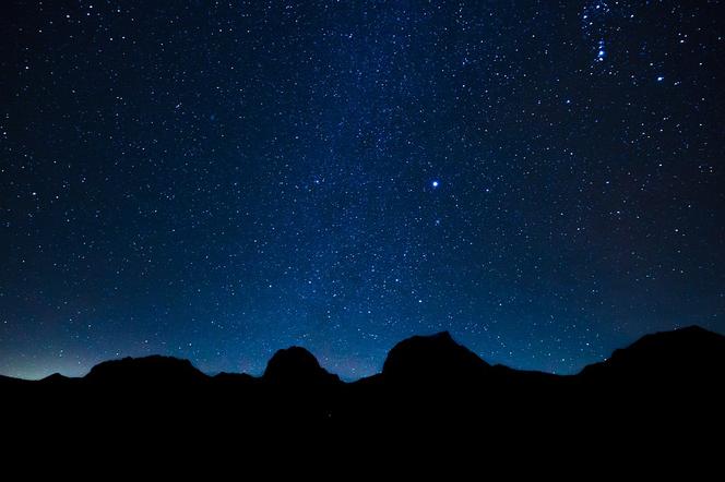 Lubicie oglądać spadające gwiazdy? Mamy dobre wiadomości! Na niebie pojawią się Orionidy [SZCZEGÓŁY]