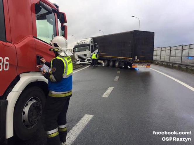 Ciężarówka roztrzaskała bariery