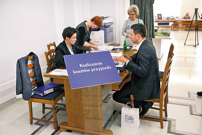 Przyszli do Sejmu po prezenty i pieniądze