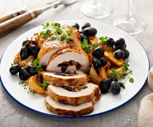 Pieczony schab rolowany. Cebulowy farsz z wędzonką robi dobrą robotę