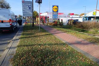 Puławy. Kierowca audi zasłabł i wjechał w paczkomat uszkadzając zawór gazu. Ewakuacja sklepu Lidl