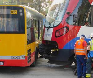 Autobus miejski zderzył się z pociągiem WKD. Ranni pasażerowie przewiezieni do szpitala