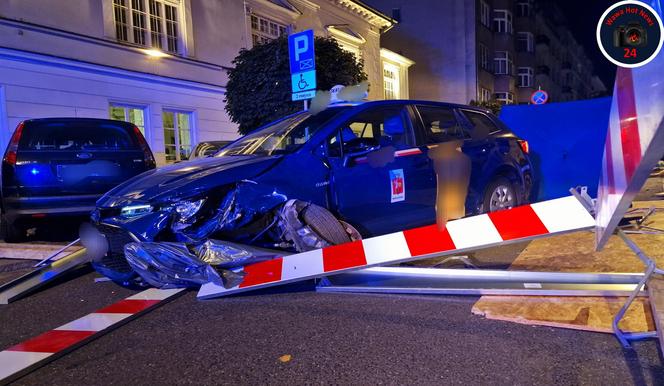 Warszawa. Śmiertelny wypadek w Śródmieściu. Taksówkarz nie żyje, dwie rowerzystki w szpitalu