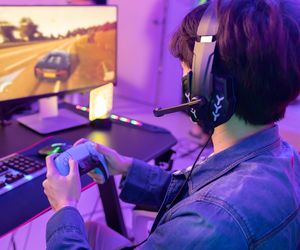 Ciche zagrożenie z gier i muzyki. Szumy uszne to nie błahostka, lecz pierwszy krok do głuchoty