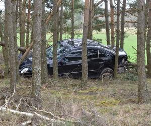 Zaorał kawałek pola i skosił kilka drzew Mercedesem. Policja poszukuje pracowitego kierowcy z gminy Cekcyn