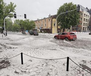 Nawałnica nad Gnieznem. Miasto zalały strumienie wody po ulewie i gradobiciu [ZDJĘCIA].