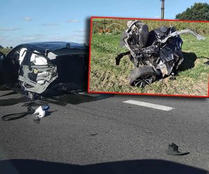 Potężne zderzenie na Mazowszu! Auto rozpadło się na pół