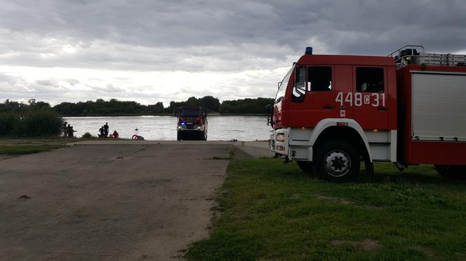 Znaleziono zwłoki nad Wisłą w Grudziądzu. Trwa akcja policji i straży pożarnej