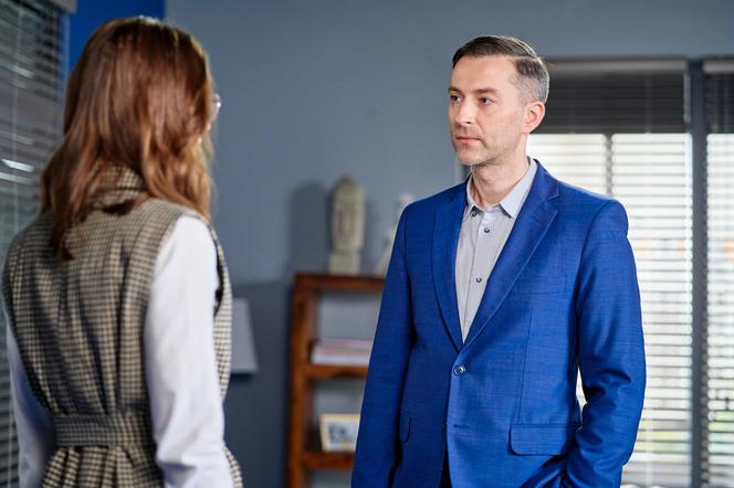 BrzydUla 2, odcinek 240. Ula (Julia Kamińska), Marek (Filip Bobek)