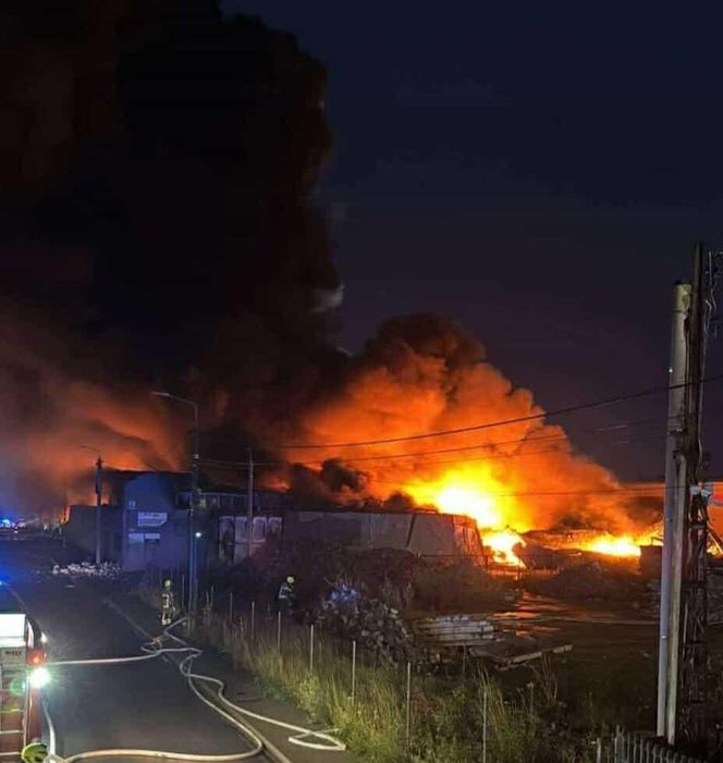 Ogromny pożar w Mińsku Mazowieckiem. Kłęby czarnego dymu widać z daleka!