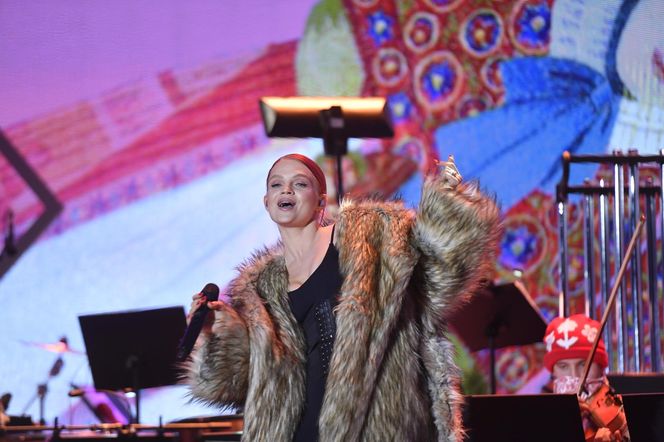 Steczkowska w czerwieni i Margaret w futrze. Tak gwiazdy wystroiły się na koncert 11 listopada [GALERIA]