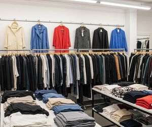 Lumpeksy w Polsce. Dlaczego Polacy wybierają ubrania z drugiej ręki?