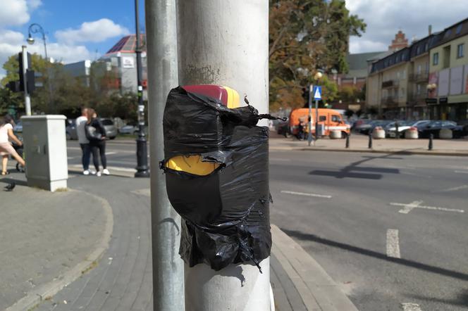 Kiedy znikną czarne taśmy, którymi obklejono przyciski na przejściach dla pieszych?