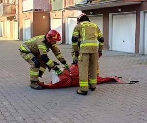 Niewiarygodne! 22-latek skoczył z drugiego piętra i uciekł do mieszkania. Co się stało w Siedlcach?
