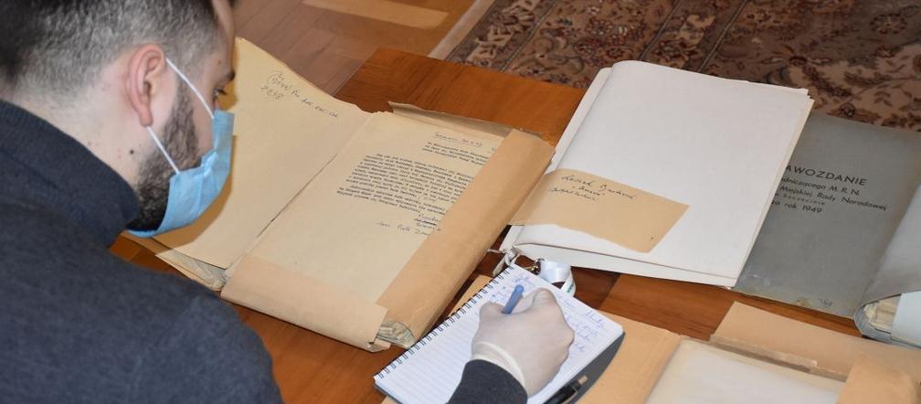 Dokumenty sprzed kilkudziesięciu lat znalezione w urzędzie miasta