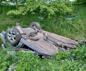 Tragiczny wypadek na Mazurach. Samochód rozpadł się na pół!