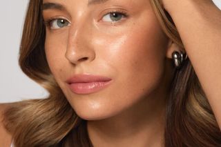 Odkryj sekret promiennej i nawilżonej skóry Julii Wieniawy