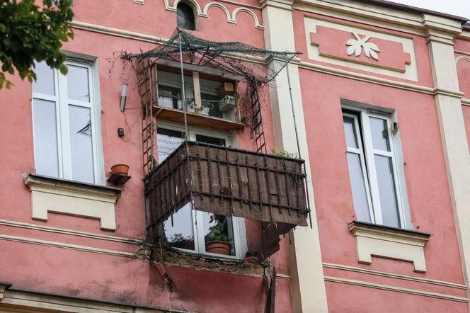 Ich rodzice spadli razem z balkonem. Kuba i Robert potrzebują pomocy 