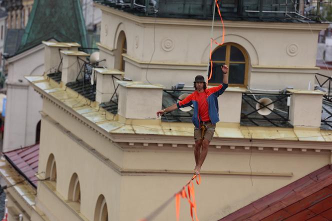   Urban Highline Festival 2023 w Lublinie. Slacklinerzy robią cuda na linach!