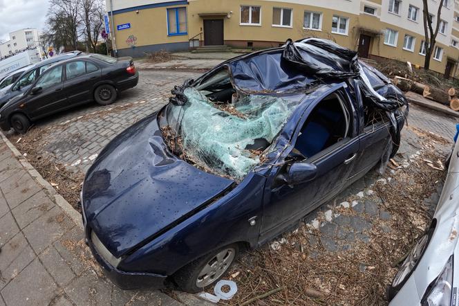 Zniszczony samochód przy ul. Dzieci Wrzesińskich