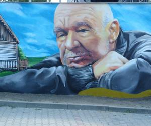 W Mniowie można oglądać mural i tablicę ku pamięci Ryszarda Kotysa. Znany aktor spędził tu swoje dzieciństwo
