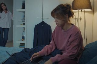 	M jak miłość odc. 1819. Kama (Michalina Sosna), Ania (Alina Szczegielniak)