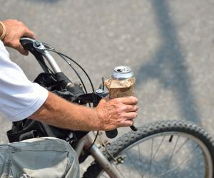 Wjechali na szczyt rowerowej głupoty. Byli pijani 