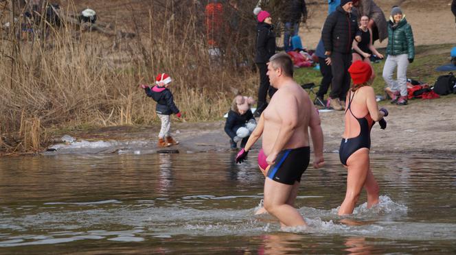 Zimna kąpiel morsów w podbydgoskich Pieckach [ZDJĘCIA]