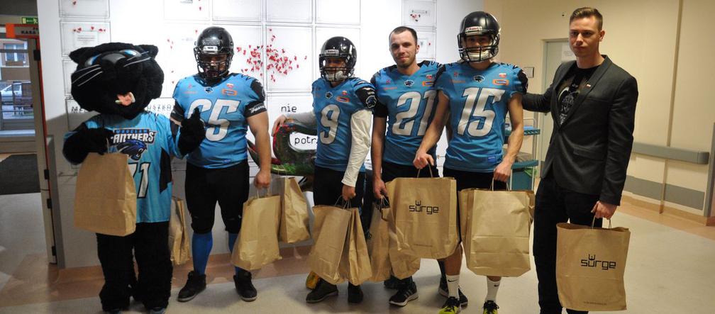 Zawodnicy Panthers Wrocław rozdali świąteczne paczki dzieciom ze szpitala przy Koszarowej