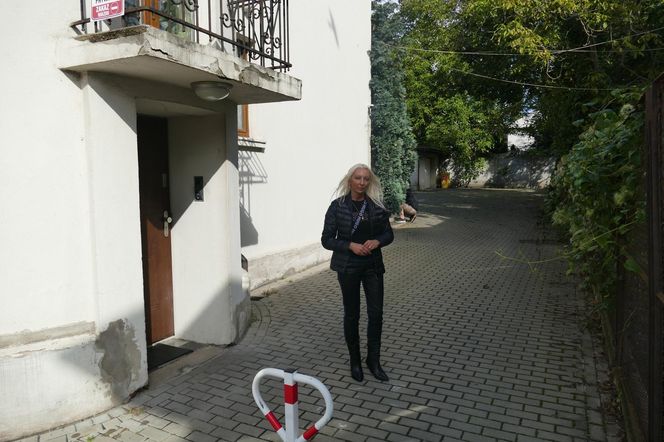 Bandzior napadł panią Natalię i zaczął ją dusić. Kobieta pogoniła drania