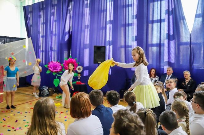 ZOBACZ zdjęcia z inscenizacji ekologicznej z okazji Dnia Ziemi w wykonaniu uczniów siedleckiej Dziesiątki