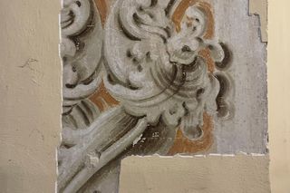 Mazowiecki Wojewódzki Konserwator Zabytków przekazał informacje o wyjątkowym odkryciu pod Warszawą. Podczas badań architektonicznych w barokowym kościele w Karczewie natrafiono na fragmenty malowideł ściennych z XVIII wieku.