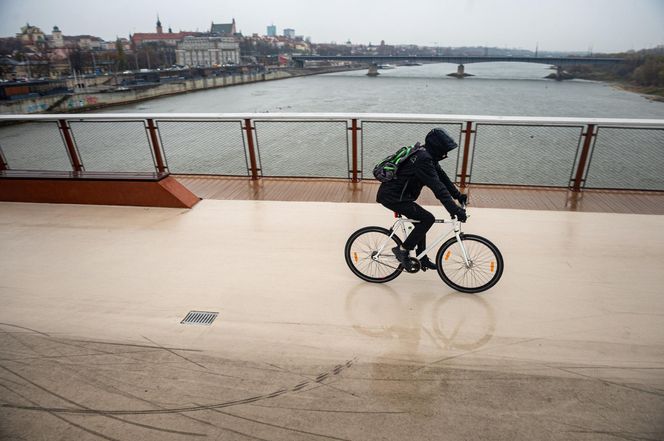 Kładka za 154 mln zł już zniszczona? ZDM zdradził ile wydał na czyszczenie nawierzchni. Niebotyczna kwota!