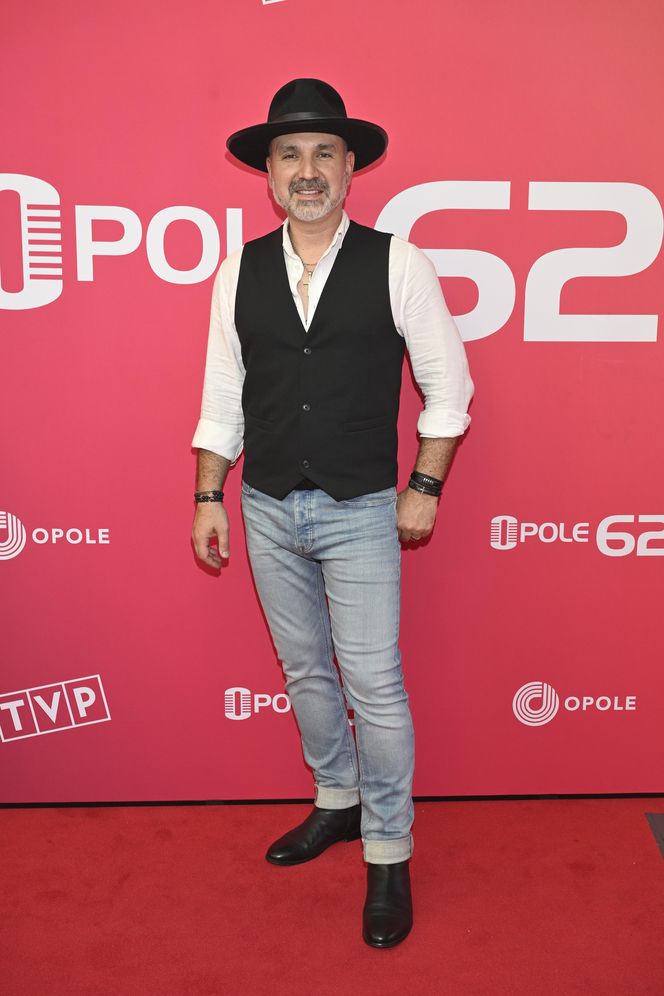 Konferencja prasowa 62. edycji Krajowego Festiwalu Polskiej Piosenki w Opolu. Tłum gwiazd na czerwonym dywanie